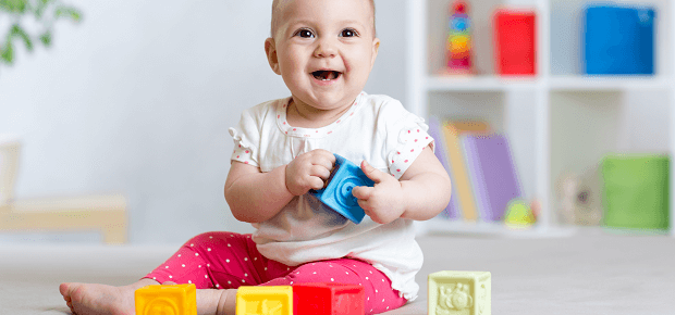 Dieťatko sa hrá s farebnými kockami