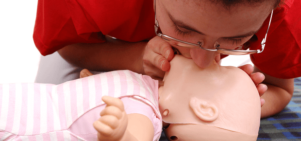 Prvá pomoc pri zástave dýchania bábätka